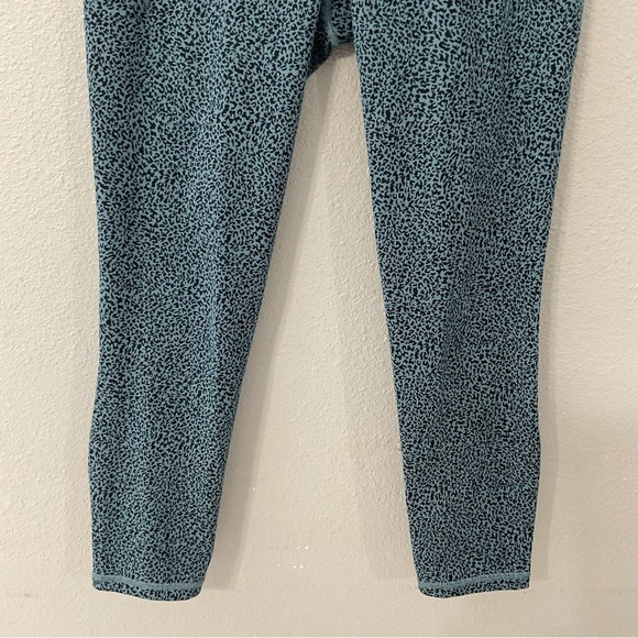 Athleta Stash Pocket II Textured Tight Blue Black Pebble size Medium B66 - Picture 4 of 11